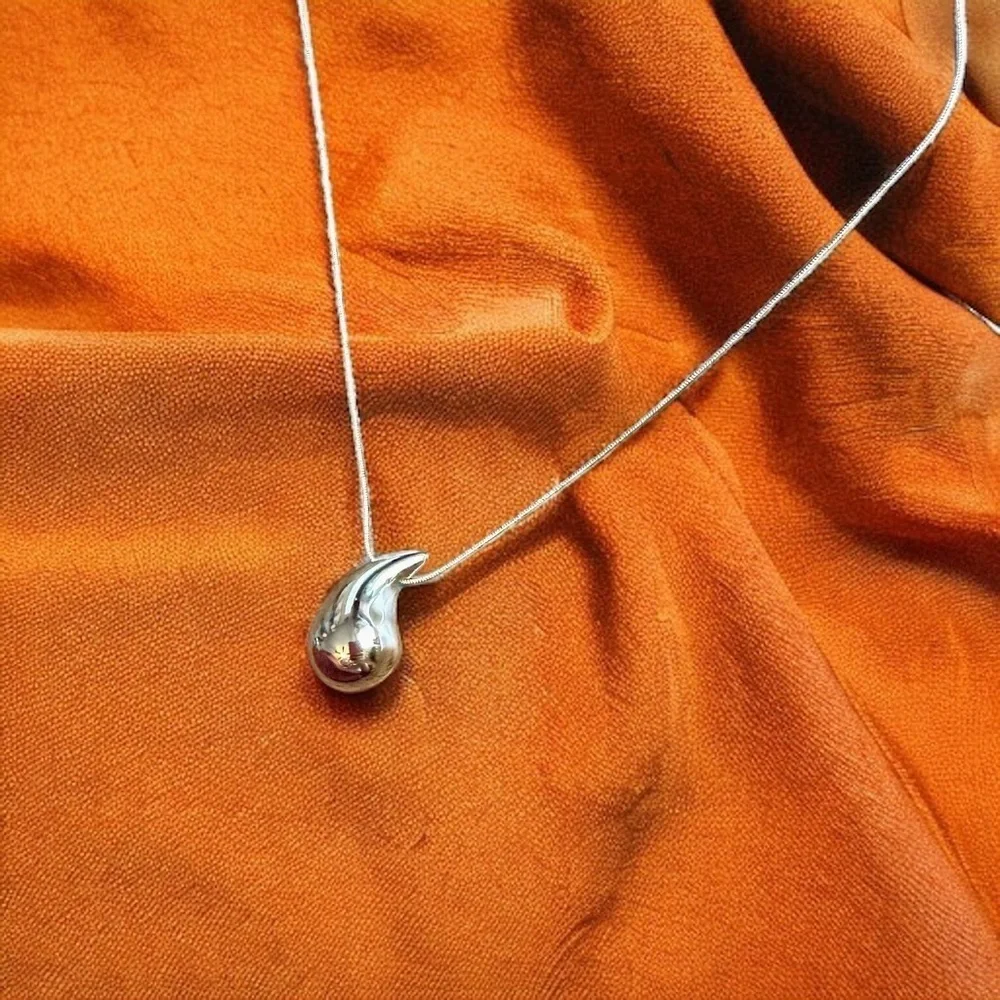 NEW Goldtone Contemporary Modern Water Drop Pendant Necklace
